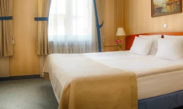 W komfortowych pokojach jest jasno i przestronnie