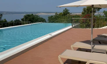 Latem można korzystać z zewnętrznego basenu w sąsiednim hotelu
