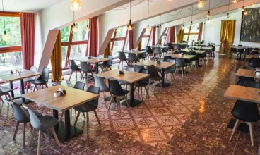 W nowoczesnej jadalni śniadanie jest podawane w formie urozmaiconego bufetu