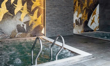 Tuż obok basenu są także niecki jacuzzi