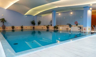 Strefa wellness obejmuje m.in. basen z biczami wodnymi