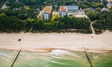 PINEA Resort Pobierowo jest położony tuż przy plazy