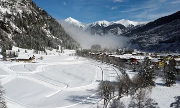 W pobliżu znajdują się dwa duże ośrodki narciarskie
