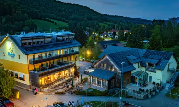 Hotel Helios po zachodzie słońca