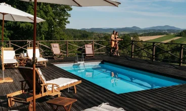 Zewnętrzny basen z zachwycającą panoramą Beskidów