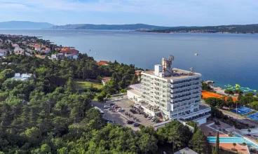 Hotel Omorika dominuje nad zatoką Omorika