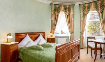 Urządzone zabytkowymi meblami pokoje zachowują klimat całego budynku