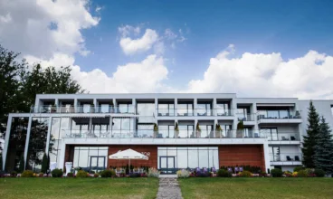 Wokół hotelu utworzono park z trawnikami, kępami wierzb i olsz oraz rzeźbami