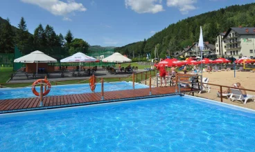 Zewnętrzne baseny, brodzik i plaża z leżakami to świetna opcja na lato