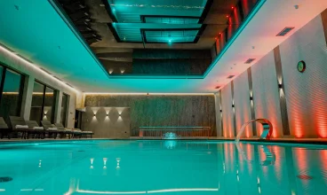 Pałac Poledno to hotel z basenem sąsiadujący z zabytkowym pałacem
