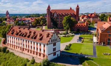 Goście mieszkają w Hotelu Rycerskim lub Pałacu Marysieńki