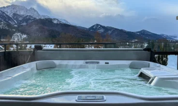 Na dachu ustawiono zewnętrzne jacuzzi z widokiem na Giewont
