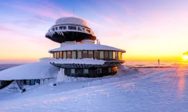Wizytówką Karpacza jest obserwatorium na Śnieżce