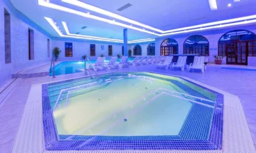 Hotel posiada dwie wewnętrzne strefy wellness - w obu skrzydłach obiektu