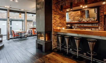 Restauracja oferuje przyjemne chwile przy kominku w przytulnej atmosferze