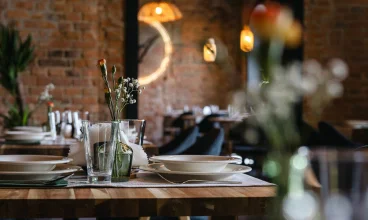 Wnętrza restauracji są stylowe i eleganckie
