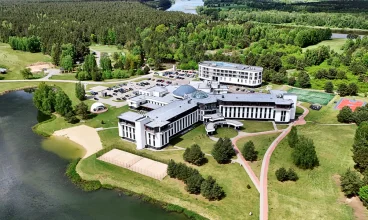 Hotel jest położony nad stawem i bardzo blisko brzegów Niemna