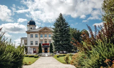 XVIII-wieczny, reprezentacyjny pałac jest otoczony zadbanym parkiem