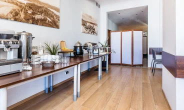 Śniadania przygotowywane są tu w formie bufetu, a obiadokolacje serwowane