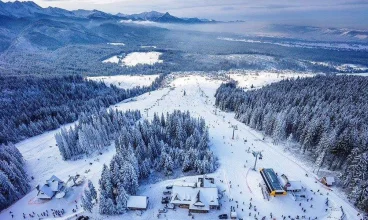 Hotel Tatry ma kapitalną lokalizację tuż obok górnej stacji kolejki