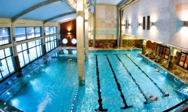Luksusowy hotel jest bezpośrednio połączony z kompleksem Basenów Mineralnych