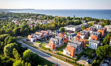 Pokoje i apartamenty mieszczą się w kameralnych budynkach