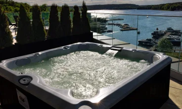 Na dachu obiektu znajduje się całoroczne jacuzzi z widokiem na jezioro