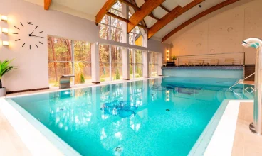 Dostępne jest jacuzzi, basen, sauna sucha, łaźnia parowa oraz grota aromatyczna