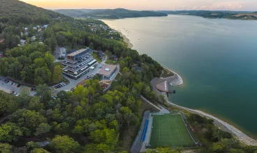 Hotel Zelená Lagúna **** jest położony wprost nad brzegiem jeziora zaporowego