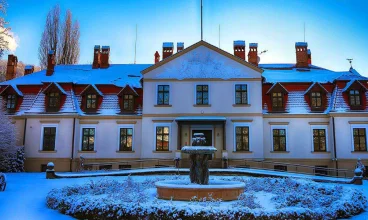 Obiekt jest położony na terenie dawnej letniej rezydencji Cesarza Wilhelma II