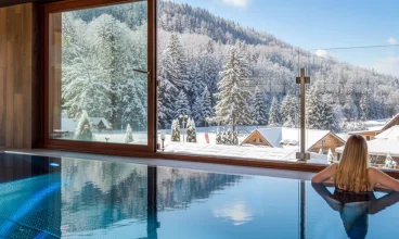 Basen z panoramicznym widokiem na Małe Pieniny mieści się w obiekcie Residence