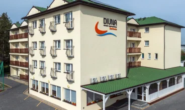 Przy ośrodku znajduje się parking oraz deptak spacerowy