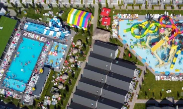 Wizytówką resortu jest zewnętrzny aquapark podzielony na dwie części