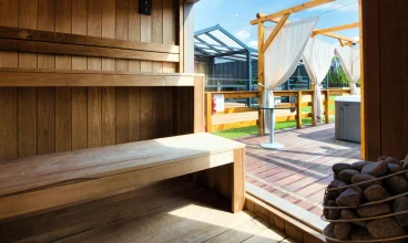 Na terenie obiektu mieści się strefa saun i jacuzzi