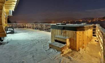 Na tarasie znajduje się zewnętrzne jacuzzi
