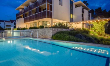 Resort posiada zewnętrzny basen dostępny przez kilka ciepłych miesięcy