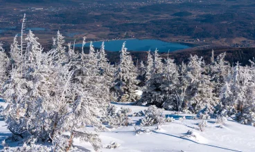 Widok na zalew Sosnówka z grzbietu Karkonoszy