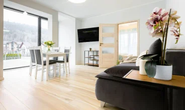 Przestronne apartamenty mają panoramiczne okna z widokiem na Beskidy