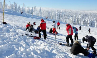 300 m od obiektu jest ośrodek narciarski Szrenica