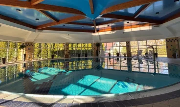 Sercem strefy wellness jest kryty basen, są tu także sauny i jacuzzi