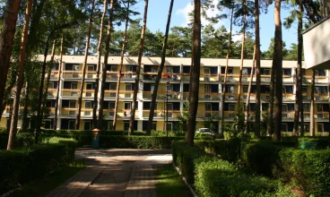 Oraz budynek z podstawowymi pokojami klasy komfort