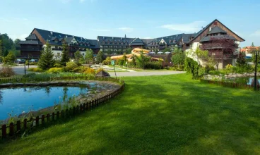 Spory resort jest umiejscowiony nieopodal centrum Karpacza i Kruczych Skał