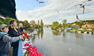 Botel Vodnik oferuje nocleg na rzece z widokiem na zabytkową Pragę