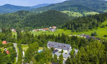 Obiekt znajduje się w malowniczym rejonie Beskidu Żywieckiego