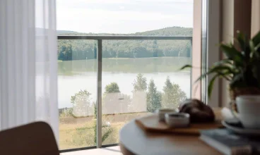 Z niektórych apartamentów możesz oglądać jezioro