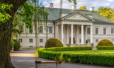 Zanocuj w XVIII-wiecznym zespole pałacowym położonym pod Warszawą