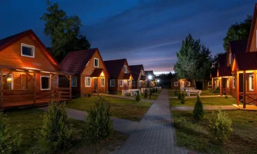 Domki są przystosowane na pobyt 4 lub 6 osób