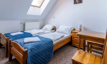 W obiekcie znajdują się pokoje urządzone w klasie turystycznej plus