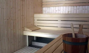 Goście mogą korzystać także ze strefy wellness, w tym sauny i jacuzzi