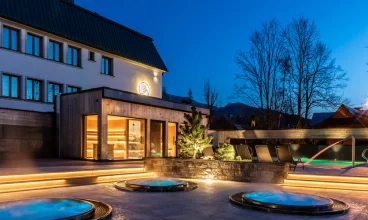 Obok basenu są 3 wanny jacuzzi